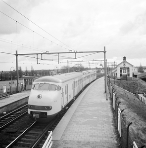 154995 Afbeelding van een electrisch treinstel mat. 1964 (plan V) van de N.S. langs het perron van het N.S.-station ...